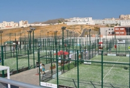 Juega al pádel en La Vaguada Racket Club. Pistas de pádel en Almería. Pádel en Almería