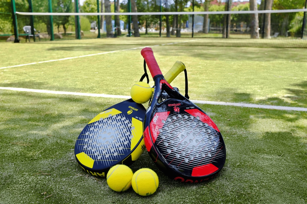 Lograr mejores resultados en tus entrenamientos de pádel: equipamiento, físico y alimentación