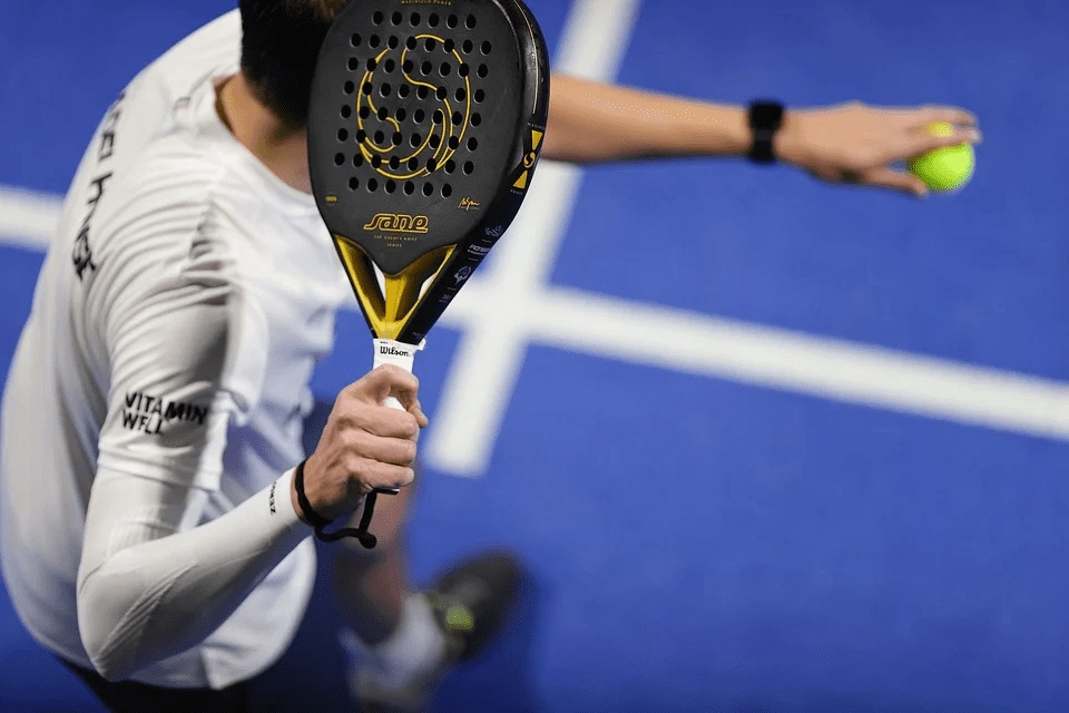 Consejos prácticos para mejorar en el pádel: forma física, equipación, técnica y mentalidad