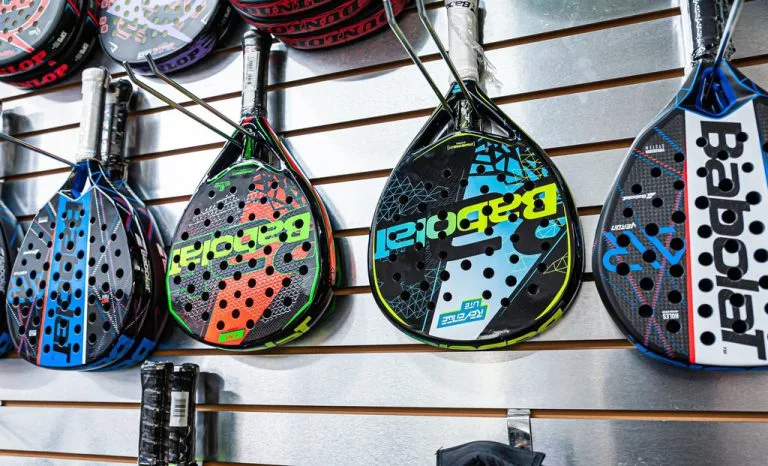 Equipamiento para jugar al pádel: pala, pelotas, calzado y accesorios