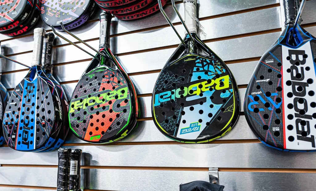 Equipamiento para jugar al pádel: pala, pelotas, calzado y accesorios
