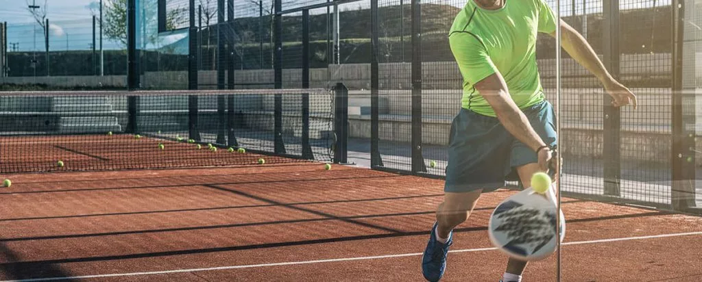 Pistas de pádel de cristal: vidrio templado, ventajas y diferencias con el muro