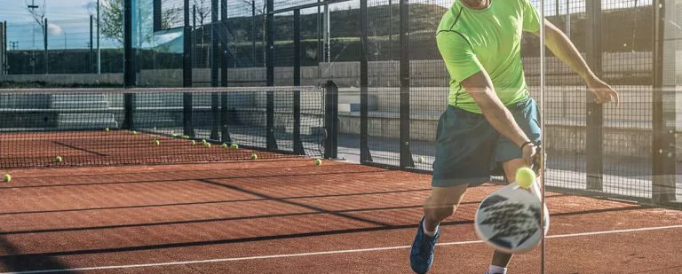Pistas de pádel de cristal: vidrio templado, ventajas y diferencias con el muro