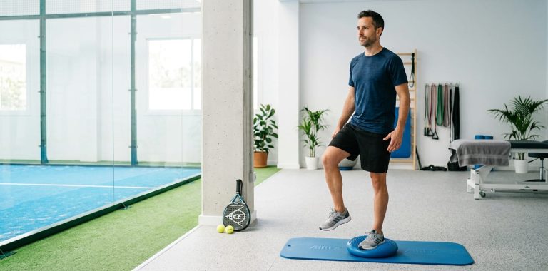 Atleta haciendo ejercicios de equilibrio para la rehabilitación del tobillo