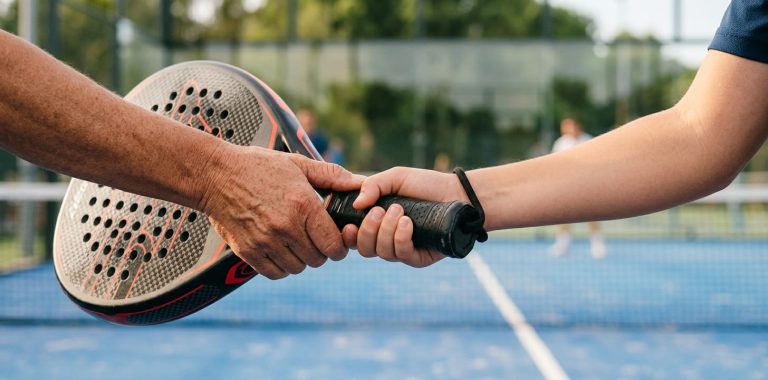 Monitor de pádel revisando la técnica de un jugador para prevenir lesiones