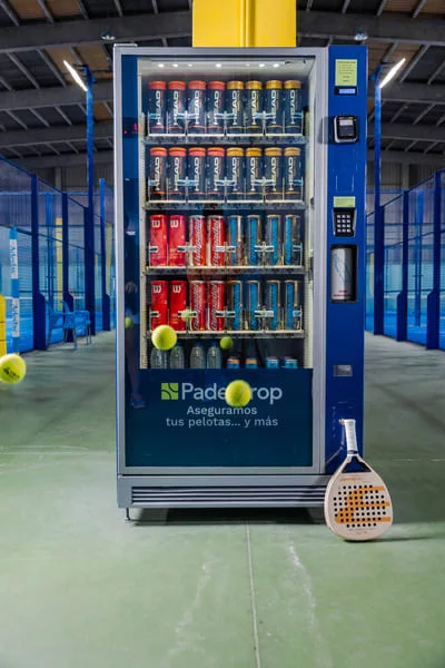 Máquina de vending de pelotas de pádel a pie de pista