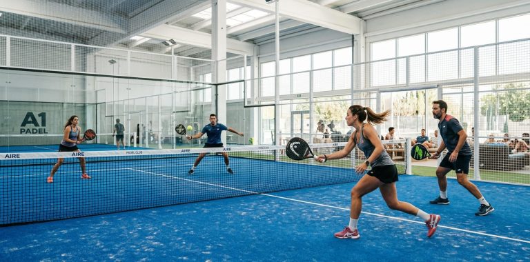 Cuatro jugadores disputando un punto en una pista de pádel
